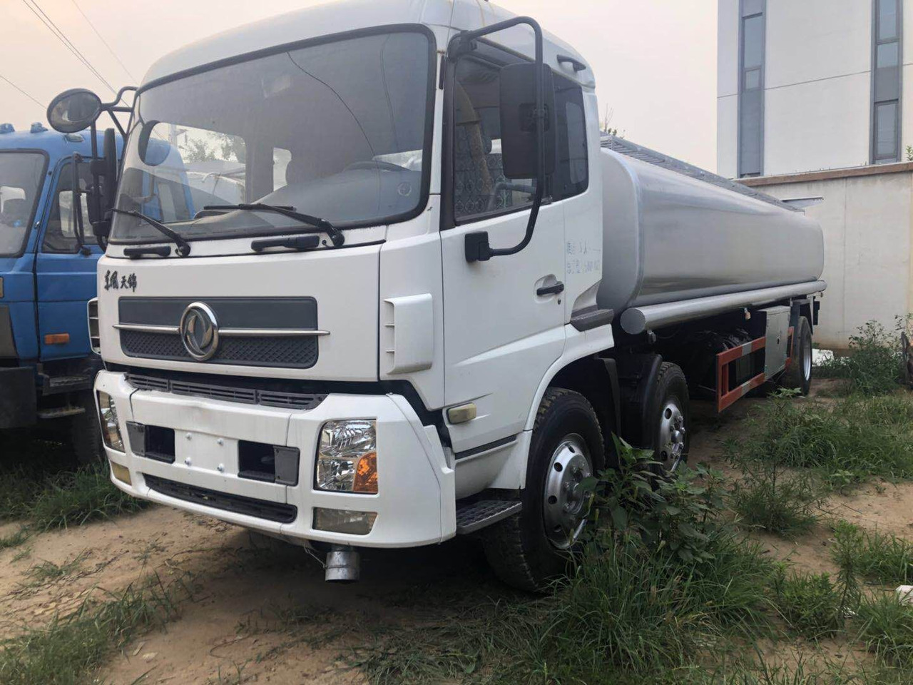 DONGFENG fuel tanker CLICK HERE FOR DISCOUNT - Tartályos teherautó: 2 kép. DONGFENG fuel tanker CLICK HERE FOR DISCOUNT - Tartályos teherautó: 2 kép.
