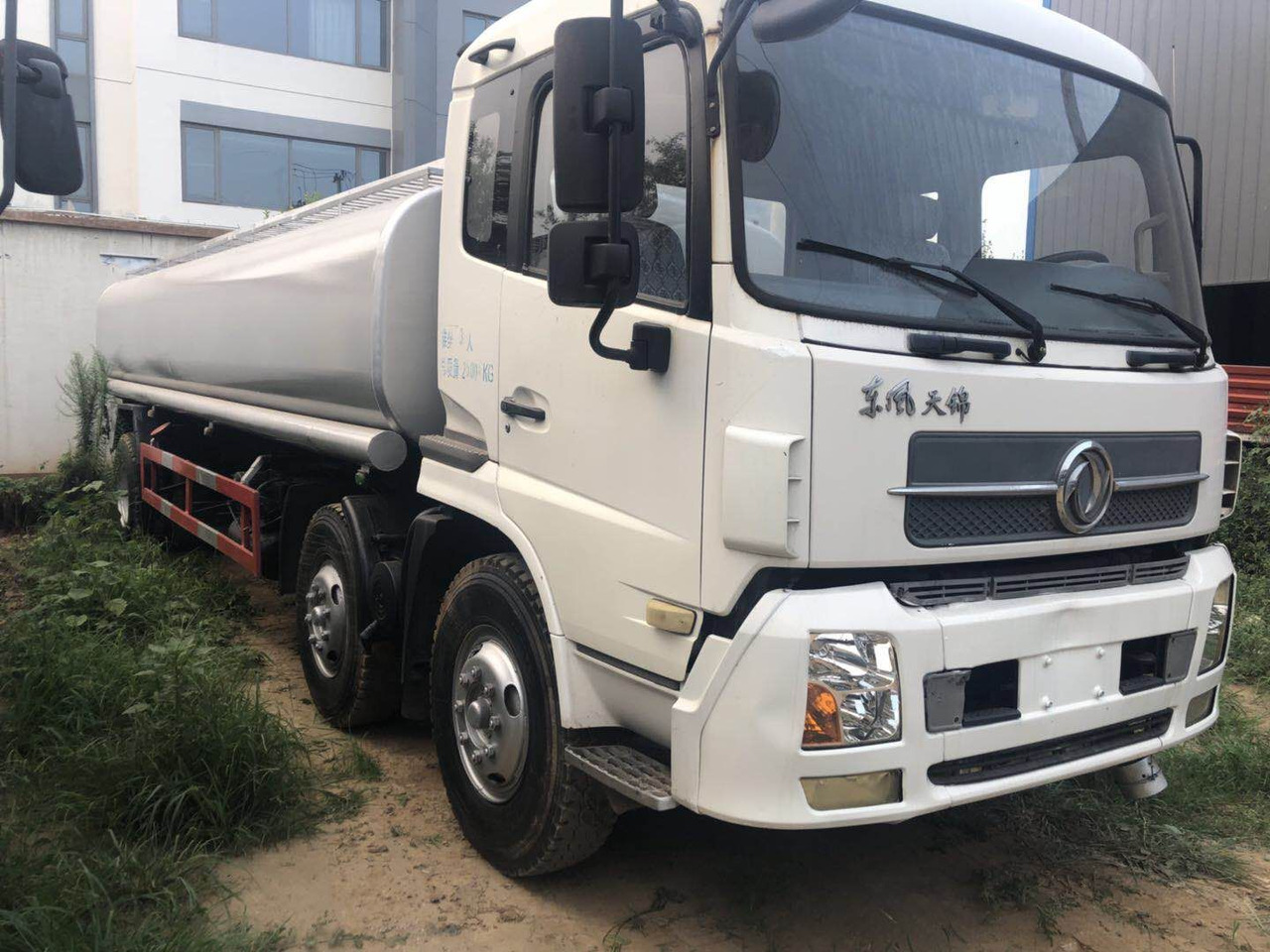 DONGFENG fuel tanker CLICK HERE FOR DISCOUNT - Tartályos teherautó: 1 kép. DONGFENG fuel tanker CLICK HERE FOR DISCOUNT - Tartályos teherautó: 1 kép.