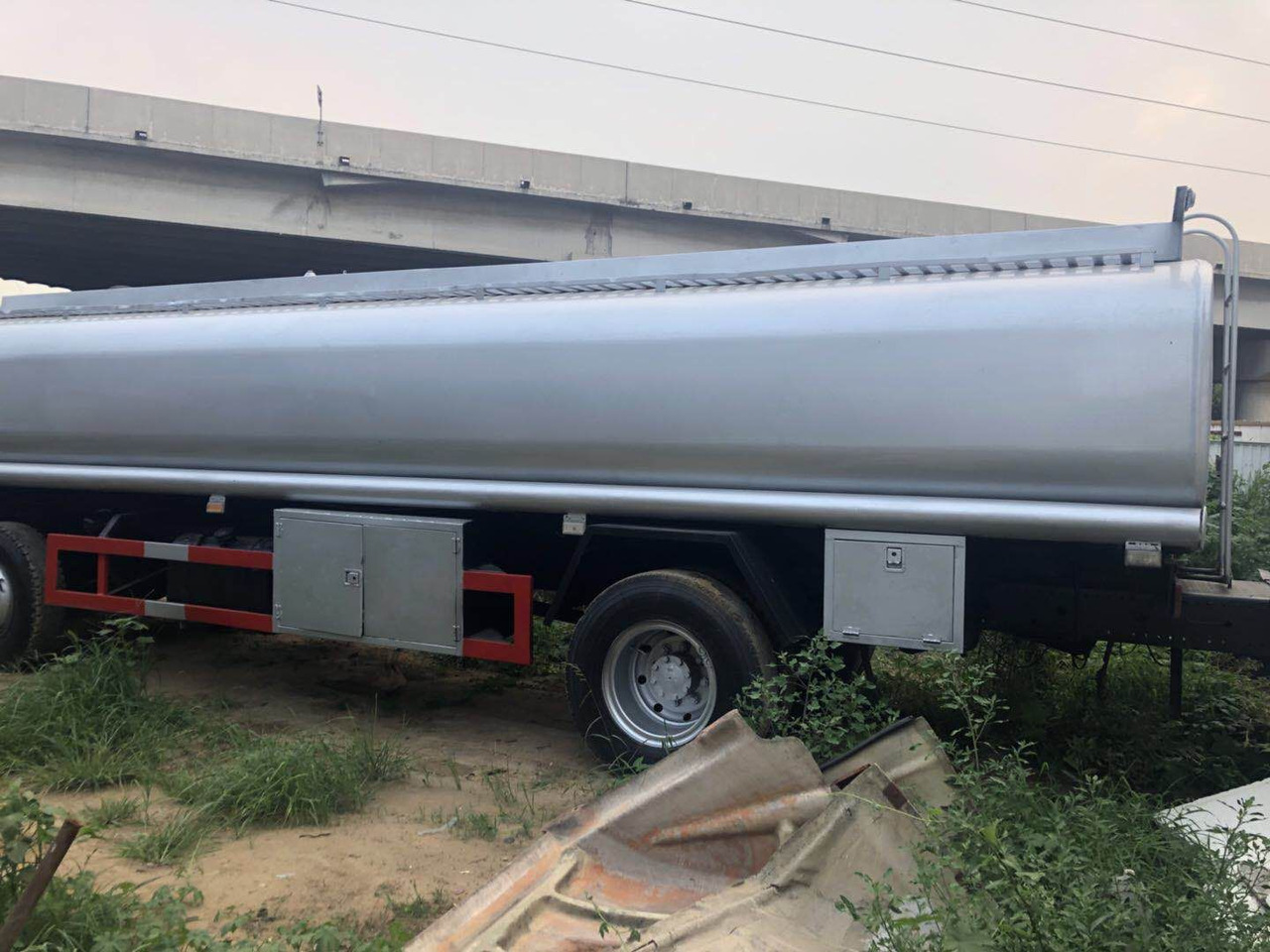 DONGFENG fuel tanker CLICK HERE FOR DISCOUNT - Tartályos teherautó: 5 kép. DONGFENG fuel tanker CLICK HERE FOR DISCOUNT - Tartályos teherautó: 5 kép.
