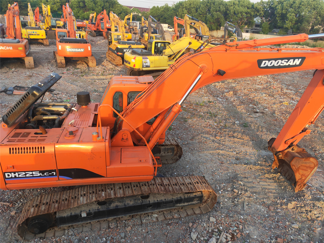 DOOSAN Crawler excavator - Lánctalpas kotró: 2 kép. DOOSAN Crawler excavator - Lánctalpas kotró: 2 kép.