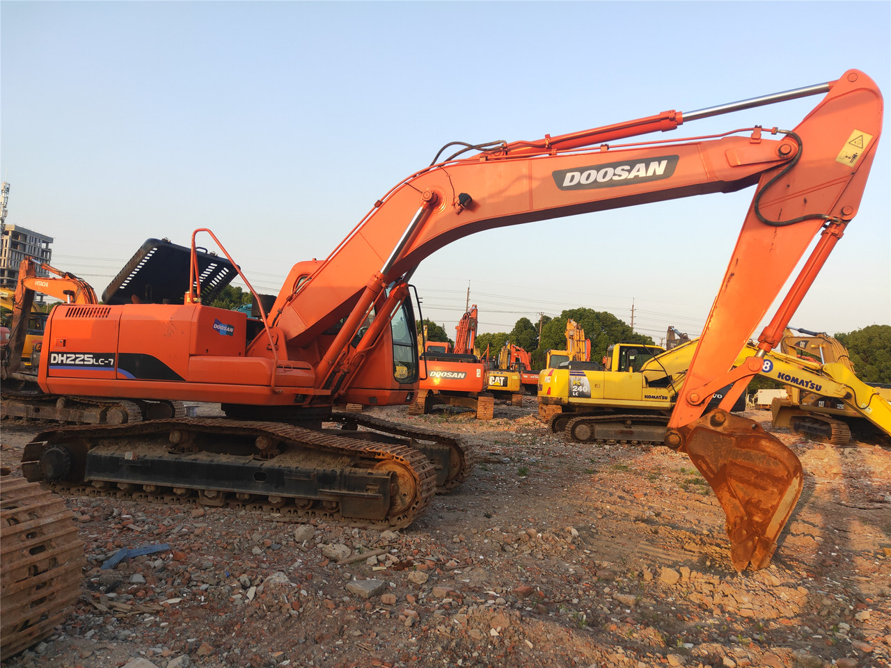 DOOSAN Crawler excavator - Lánctalpas kotró: 3 kép. DOOSAN Crawler excavator - Lánctalpas kotró: 3 kép.