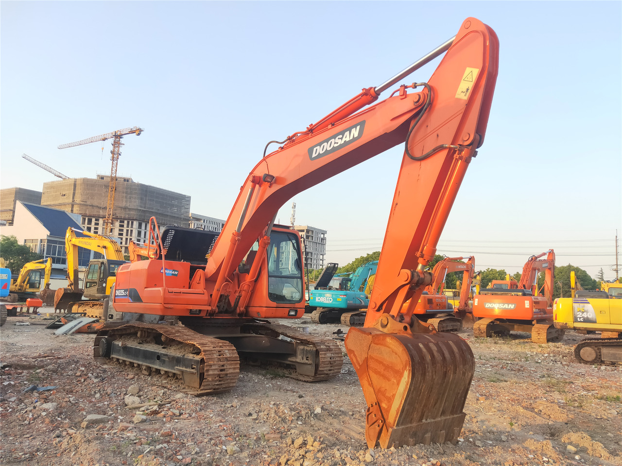 DOOSAN Crawler excavator - Lánctalpas kotró: 4 kép. DOOSAN Crawler excavator - Lánctalpas kotró: 4 kép.