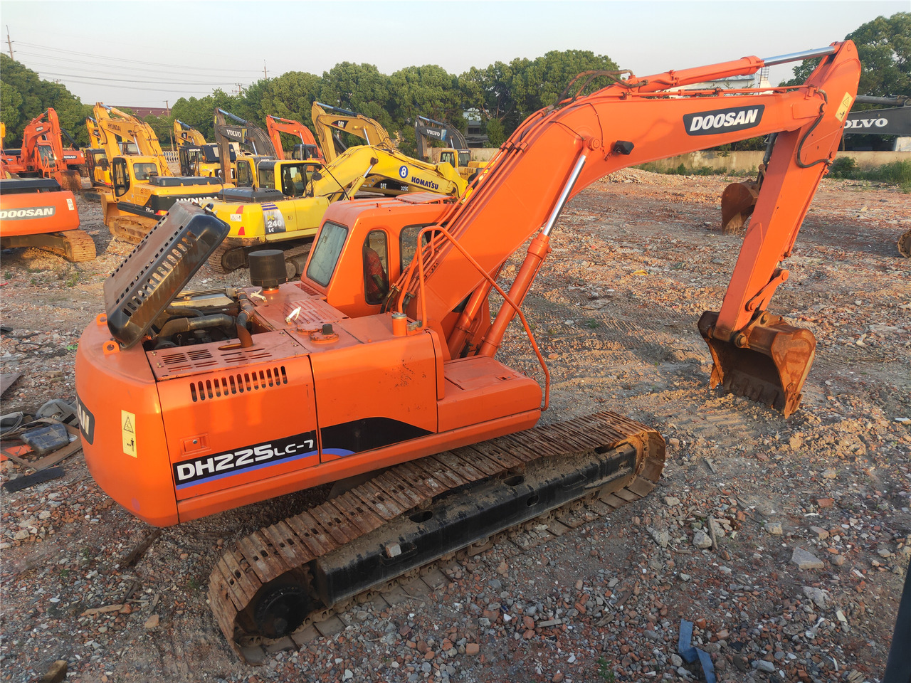 DOOSAN Crawler excavator - Lánctalpas kotró: 1 kép. DOOSAN Crawler excavator - Lánctalpas kotró: 1 kép.