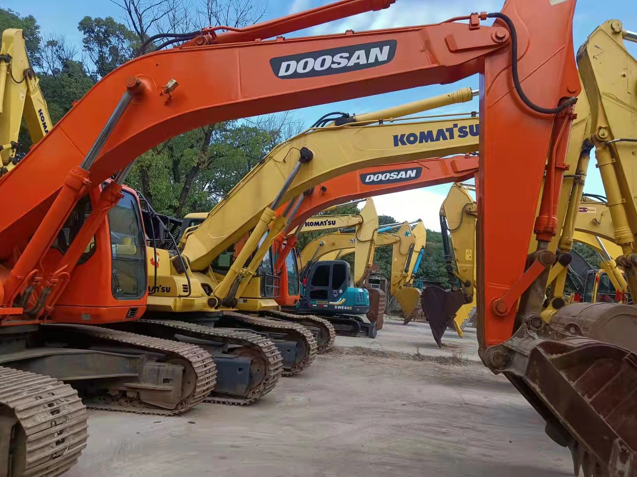 DOOSAN DH300LC-7 - Lánctalpas kotró: 2 kép. DOOSAN DH300LC-7 - Lánctalpas kotró: 2 kép.