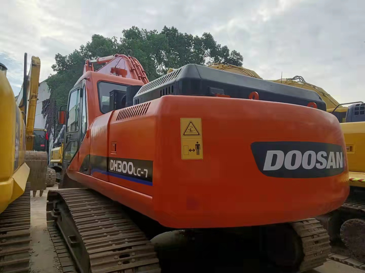 Lánctalpas kotró DOOSAN DH300LC-7: 6 kép.