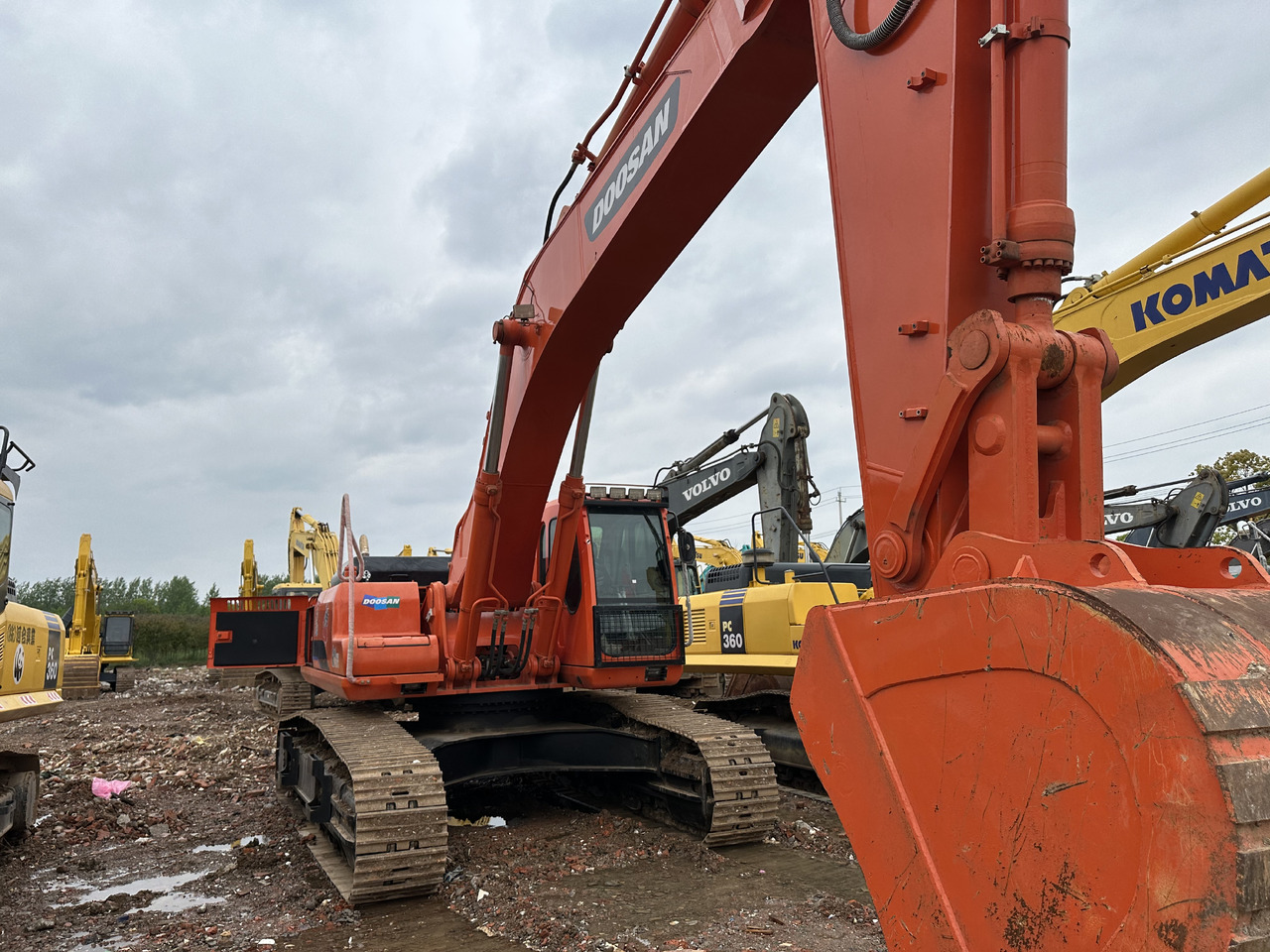 DOOSAN DH420-7 Crawler excavator 40T - Lánctalpas kotró: 1 kép. DOOSAN DH420-7 Crawler excavator 40T - Lánctalpas kotró: 1 kép.