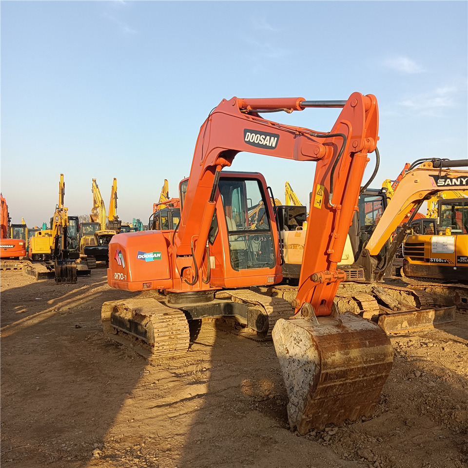 DOOSAN DH70-7 - Lánctalpas kotró: 3 kép. DOOSAN DH70-7 - Lánctalpas kotró: 3 kép.