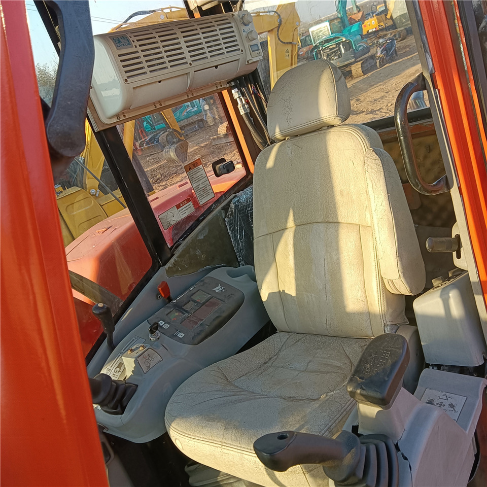 DOOSAN DH70-7 - Lánctalpas kotró: 5 kép. DOOSAN DH70-7 - Lánctalpas kotró: 5 kép.