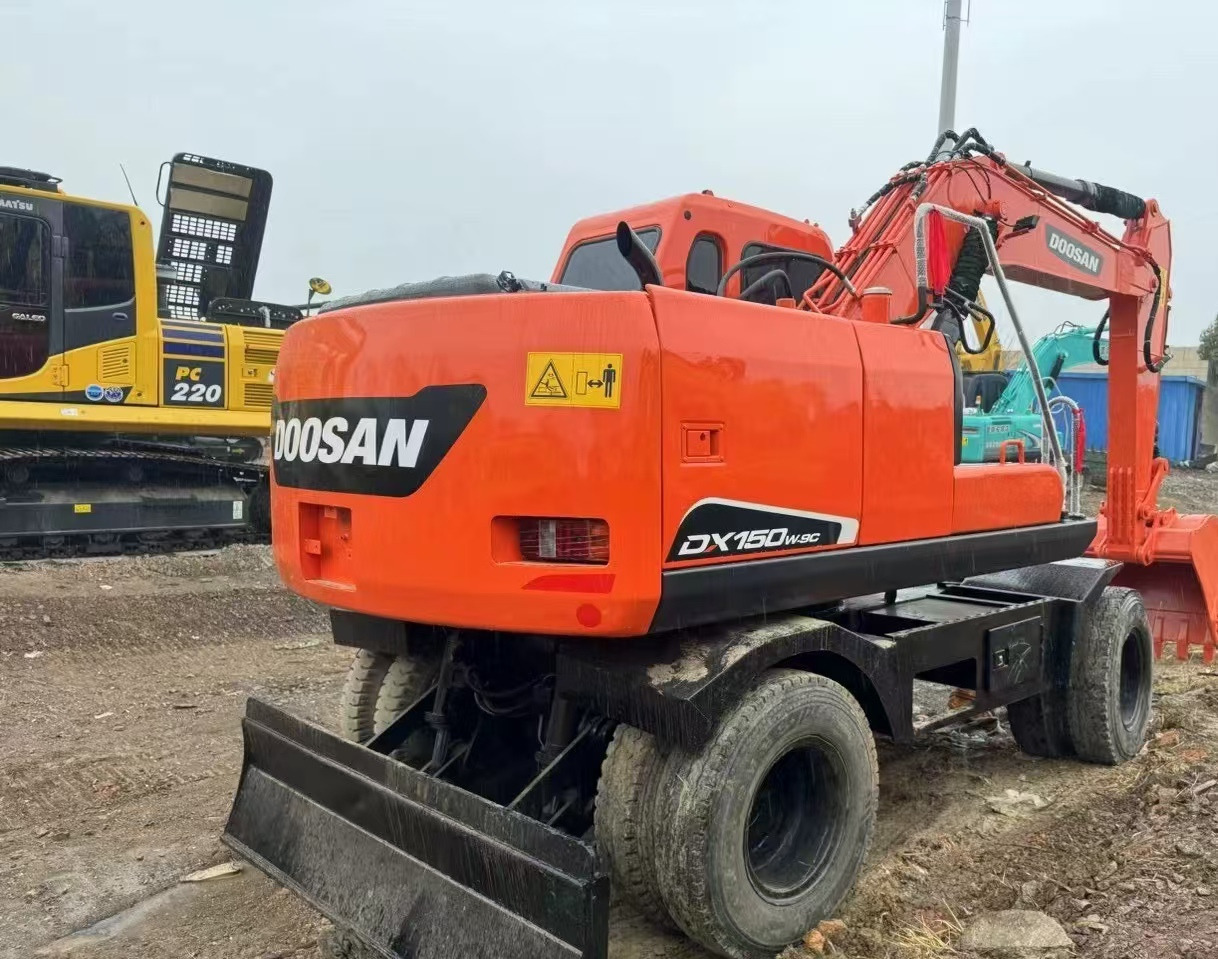 DOOSAN DX150W Wheel Excavator Good Condition - Gumikerekes kotró: 1 kép. DOOSAN DX150W Wheel Excavator Good Condition - Gumikerekes kotró: 1 kép.