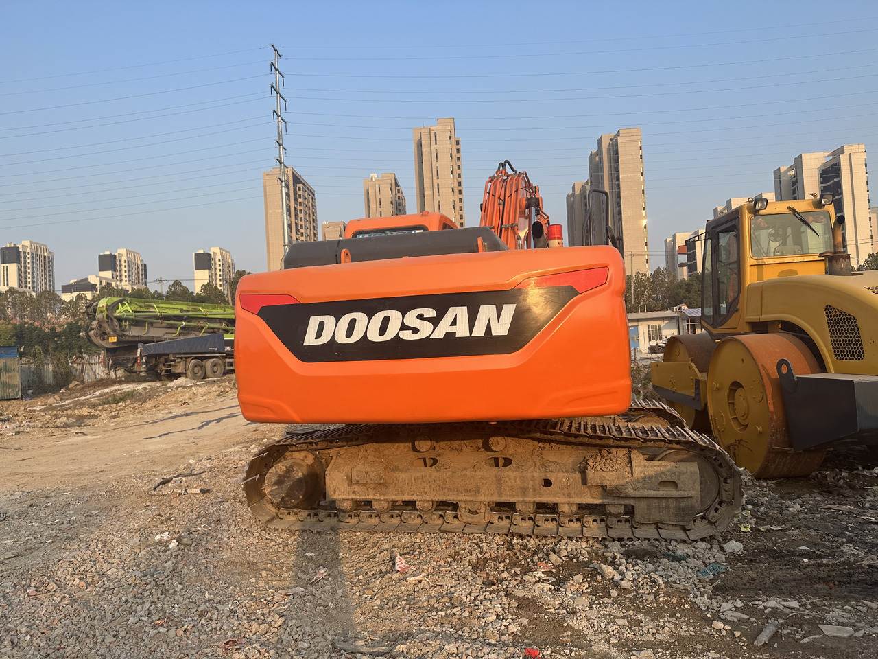 DOOSAN DX220  Crawler Excavator Good Condition - Lánctalpas kotró: 4 kép. DOOSAN DX220  Crawler Excavator Good Condition - Lánctalpas kotró: 4 kép.