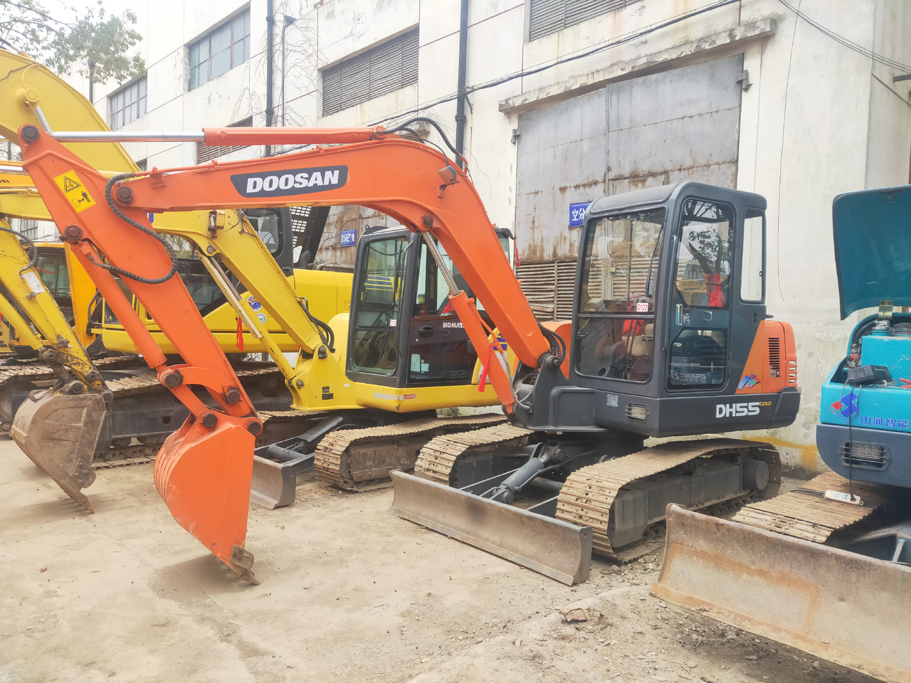 DOOSAN Mini Excavator DH5550 - Minikotró: 2 kép. DOOSAN Mini Excavator DH5550 - Minikotró: 2 kép.