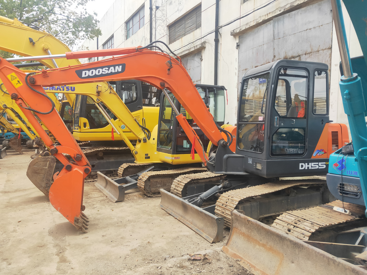 DOOSAN Mini Excavator DH5550 - Minikotró: 3 kép. DOOSAN Mini Excavator DH5550 - Minikotró: 3 kép.