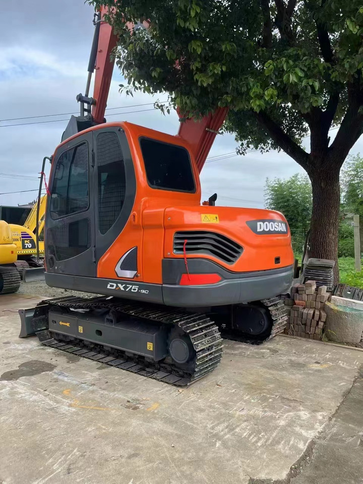 DOOSAN Mini Excavator DX75 Click for Discount - Minikotró: 3 kép. DOOSAN Mini Excavator DX75 Click for Discount - Minikotró: 3 kép.