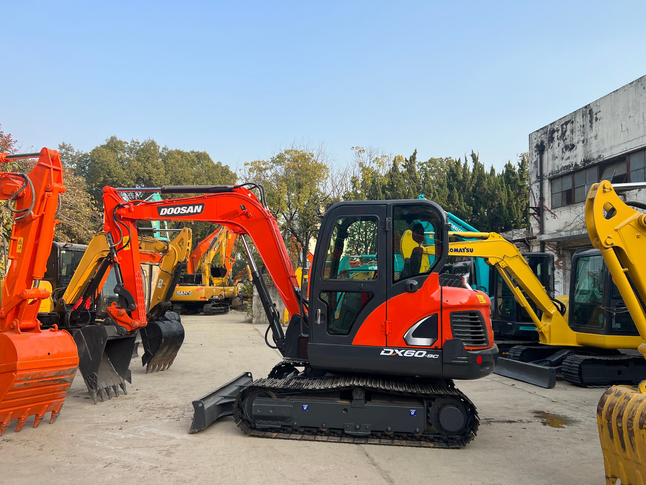 Doosan DX60 Mini - Minikotró: 2 kép. Doosan DX60 Mini - Minikotró: 2 kép.