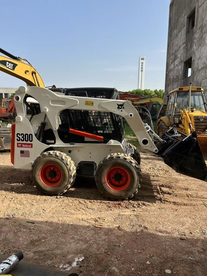 BOBCAT BOBCAT Skid Steer Loader S300 - Építőipari gépek: 2 kép. BOBCAT BOBCAT Skid Steer Loader S300 - Építőipari gépek: 2 kép.