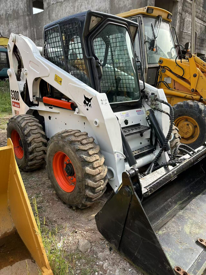 BOBCAT BOBCAT Skid Steer Loader S300 - Építőipari gépek: 1 kép. BOBCAT BOBCAT Skid Steer Loader S300 - Építőipari gépek: 1 kép.