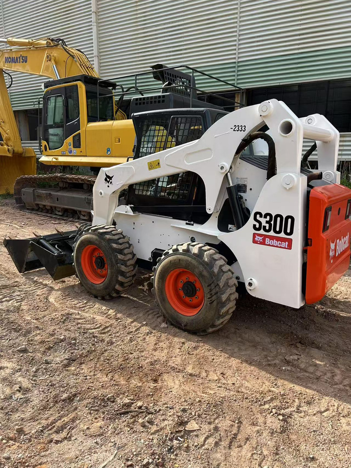 BOBCAT BOBCAT Skid Steer Loader S300 - Építőipari gépek: 4 kép. BOBCAT BOBCAT Skid Steer Loader S300 - Építőipari gépek: 4 kép.