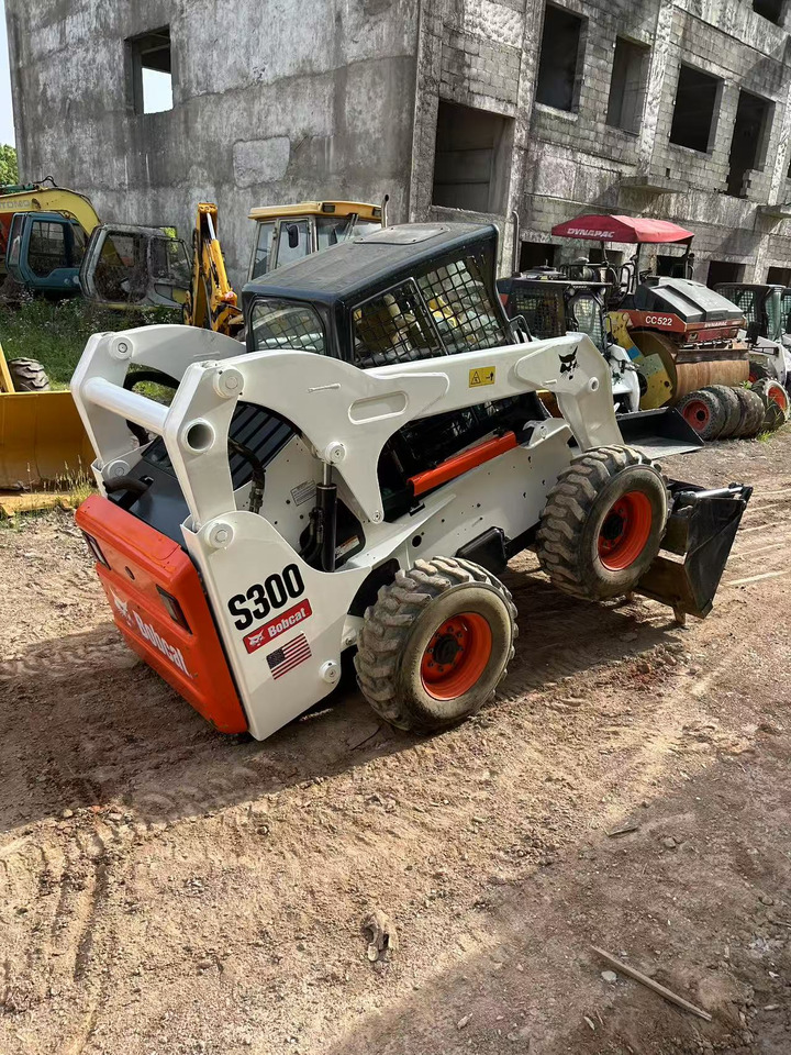 BOBCAT BOBCAT Skid Steer Loader S300 - Építőipari gépek: 3 kép. BOBCAT BOBCAT Skid Steer Loader S300 - Építőipari gépek: 3 kép.