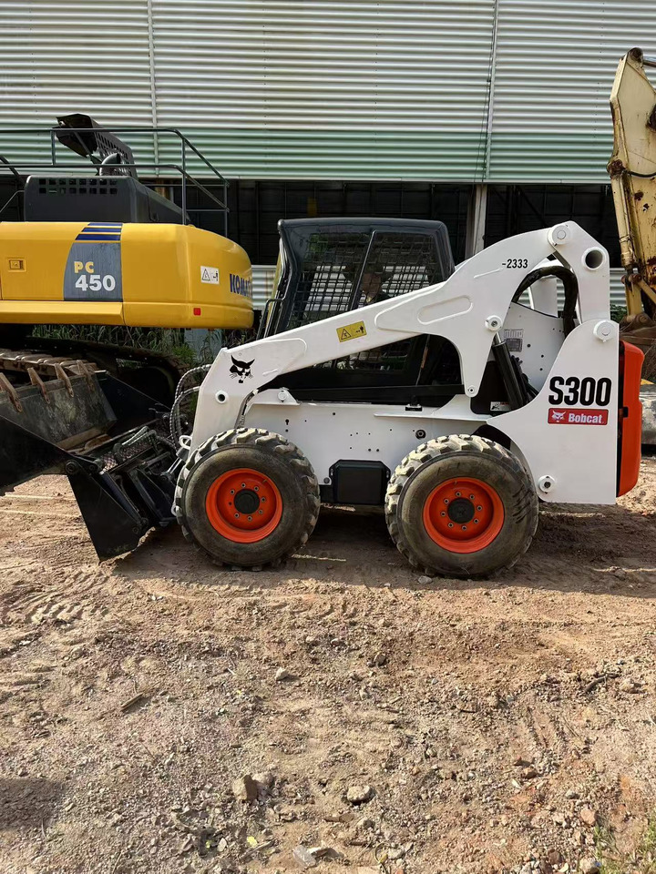 BOBCAT BOBCAT Skid Steer Loader S300 - Építőipari gépek: 5 kép. BOBCAT BOBCAT Skid Steer Loader S300 - Építőipari gépek: 5 kép.
