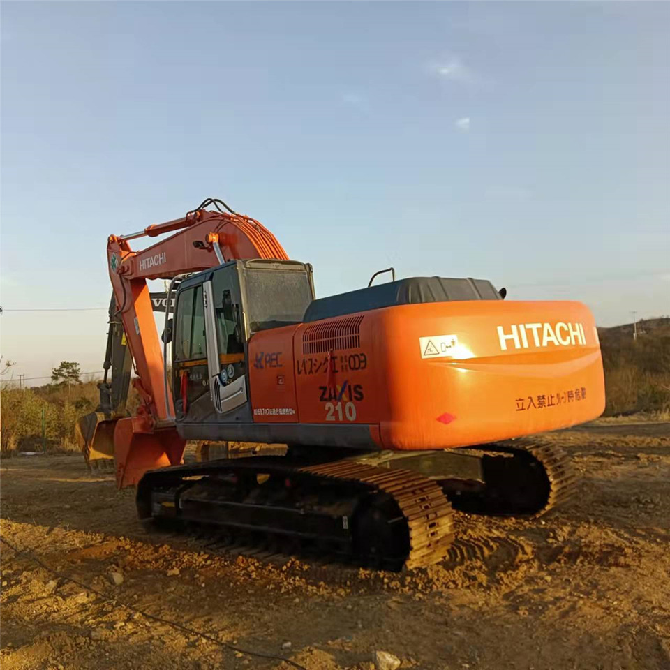 HITACHI ZX210 - Lánctalpas kotró: 2 kép. HITACHI ZX210 - Lánctalpas kotró: 2 kép.