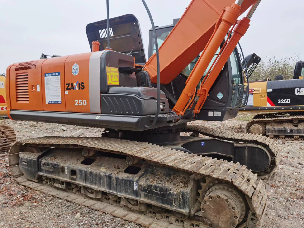 HITACHI ZX250 - Lánctalpas kotró: 4 kép. HITACHI ZX250 - Lánctalpas kotró: 4 kép.