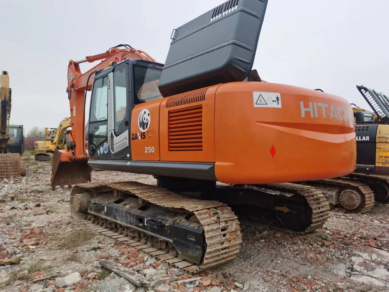 HITACHI ZX250 - Lánctalpas kotró: 3 kép. HITACHI ZX250 - Lánctalpas kotró: 3 kép.
