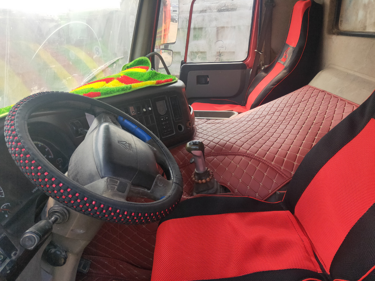 Billenőplatós teherautó HOWO 375 Dump Truck: 10 kép.