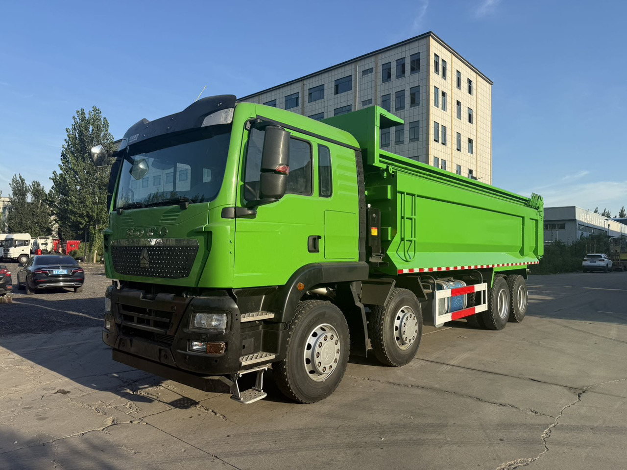 HOWO 8*4 TX Dump Truck Click for Discount - Billenőplatós teherautó: 2 kép. HOWO 8*4 TX Dump Truck Click for Discount - Billenőplatós teherautó: 2 kép.