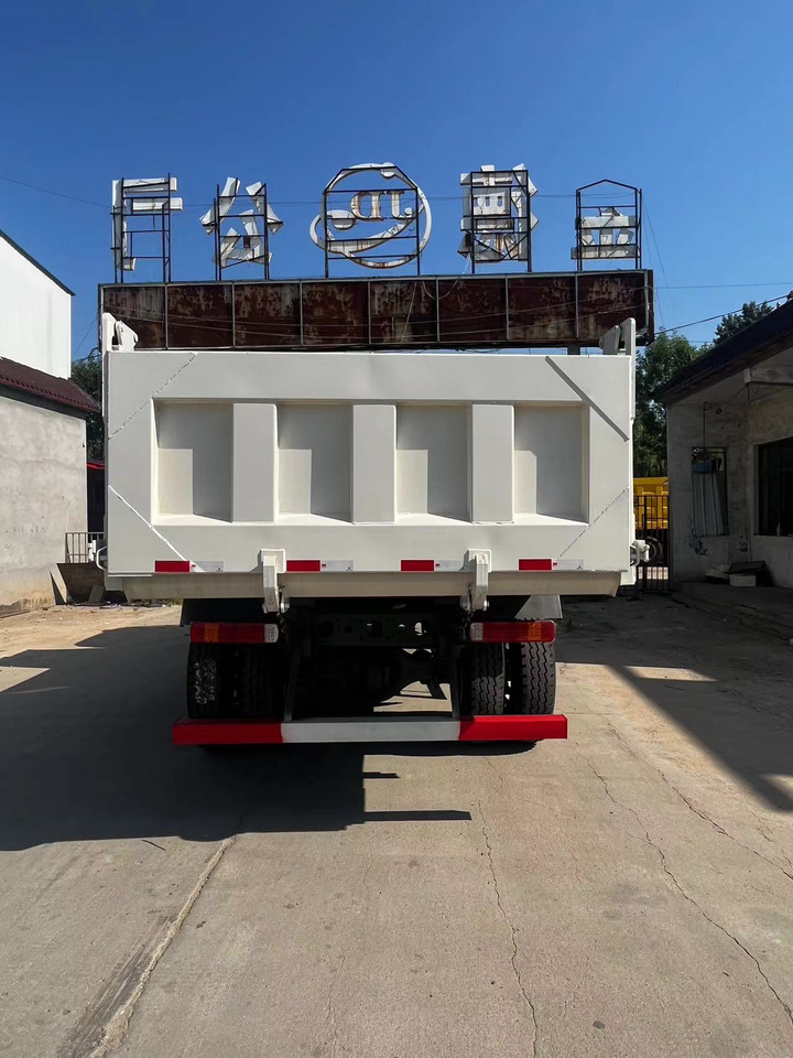 HOWO T5G 220 4✖2 Dump Truck - Billenőplatós teherautó: 5 kép. HOWO T5G 220 4✖2 Dump Truck - Billenőplatós teherautó: 5 kép.