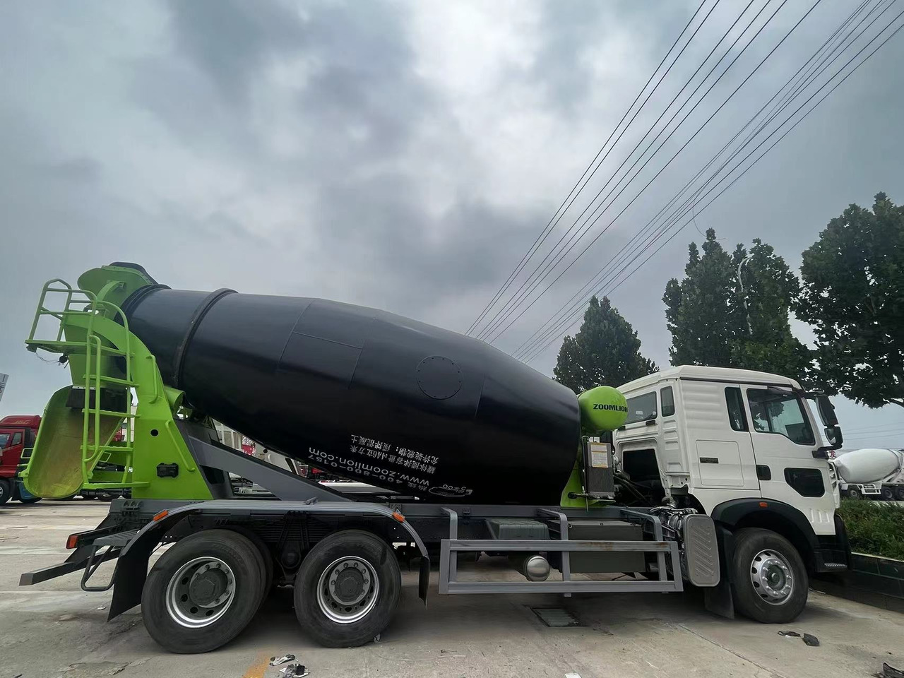 HOWO TX350 Cement Mixer Truck - Betonmixer: 1 kép. HOWO TX350 Cement Mixer Truck - Betonmixer: 1 kép.