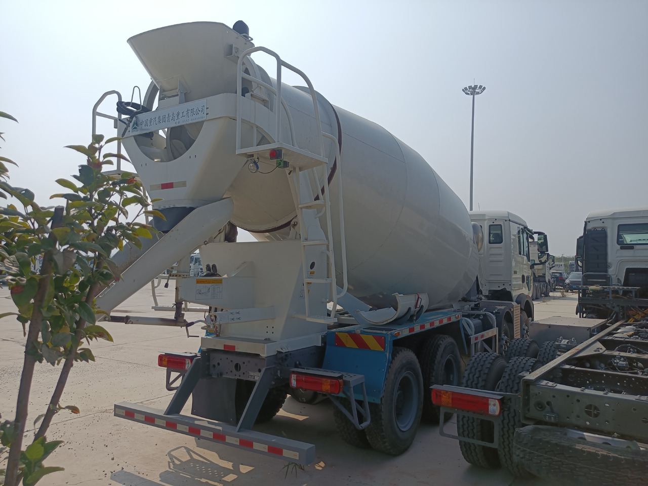 HOWO TX350 Cement Mixer Truck - Betonmixer: 5 kép. HOWO TX350 Cement Mixer Truck - Betonmixer: 5 kép.