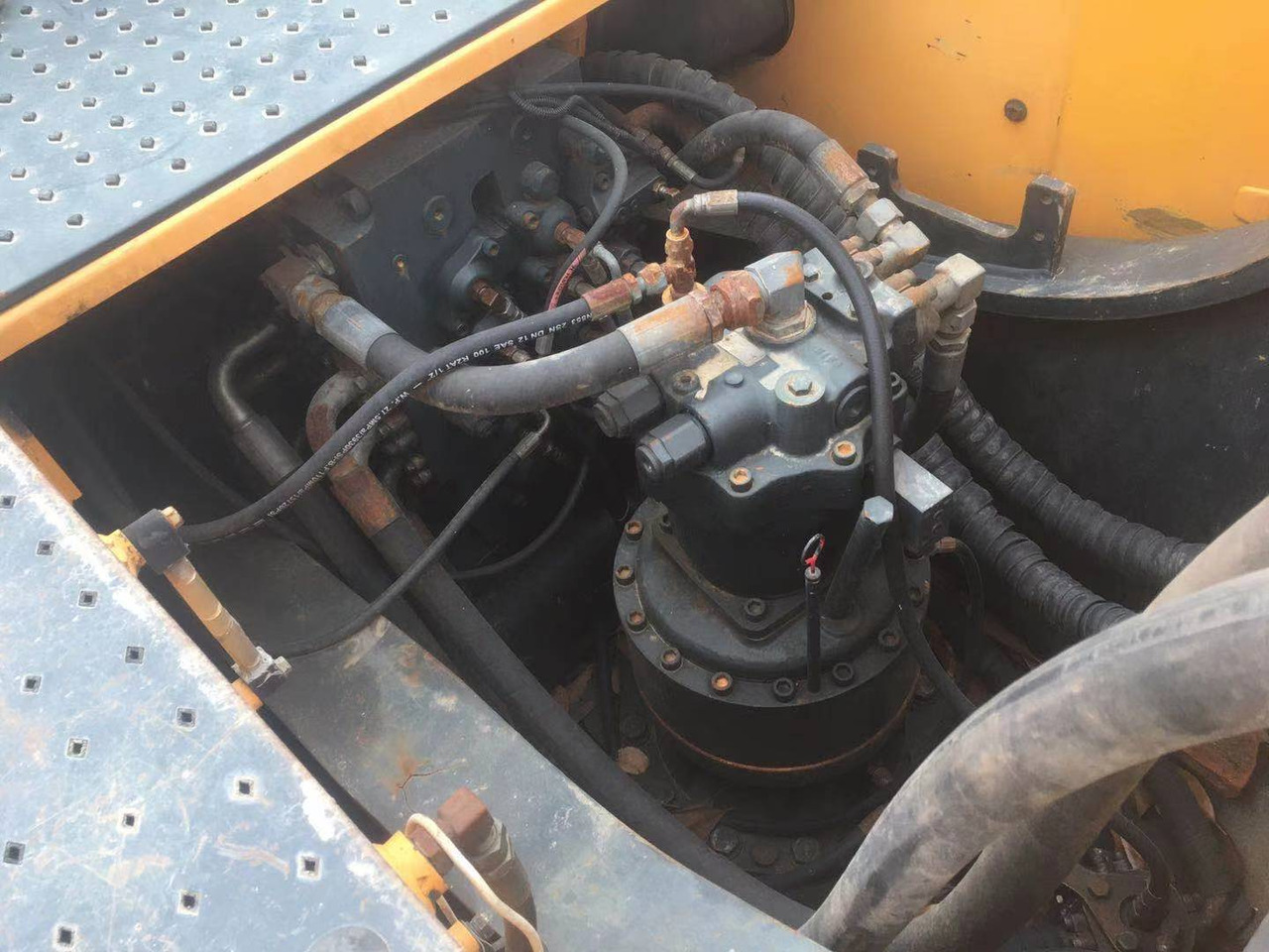 HYUNDAI R385 - Gumikerekes kotró: 4 kép. HYUNDAI R385 - Gumikerekes kotró: 4 kép.