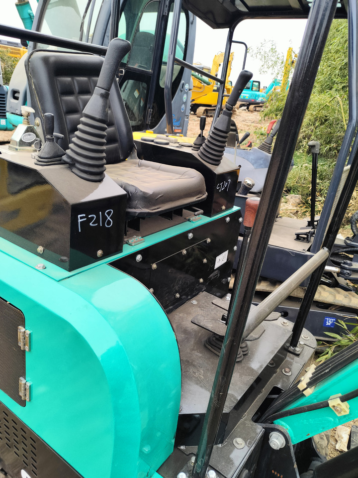 KOBELCO SK17 - Lánctalpas kotró: 2 kép. KOBELCO SK17 - Lánctalpas kotró: 2 kép.