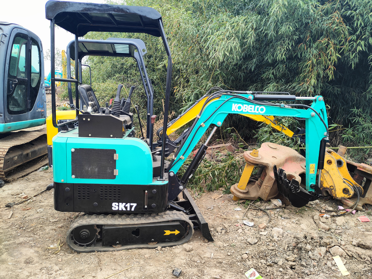 KOBELCO SK17 - Lánctalpas kotró: 1 kép. KOBELCO SK17 - Lánctalpas kotró: 1 kép.