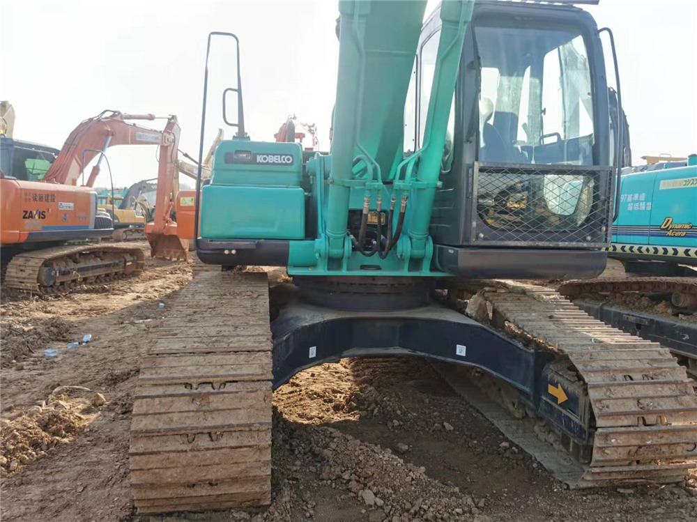 KOBELCO SK200LC - Lánctalpas kotró: 5 kép. KOBELCO SK200LC - Lánctalpas kotró: 5 kép.