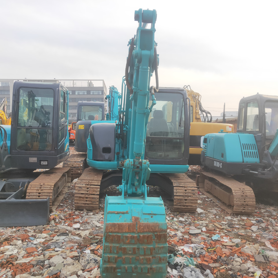KOBELCO SK70 - Minikotró: 2 kép. KOBELCO SK70 - Minikotró: 2 kép.