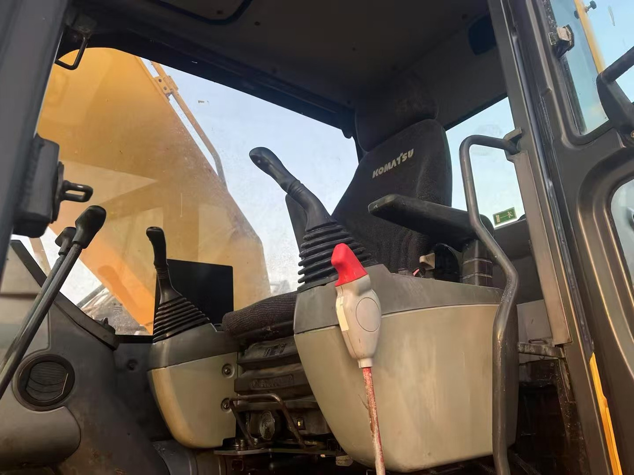 KOMATSU PC200-8 - Lánctalpas kotró: 2 kép. KOMATSU PC200-8 - Lánctalpas kotró: 2 kép.