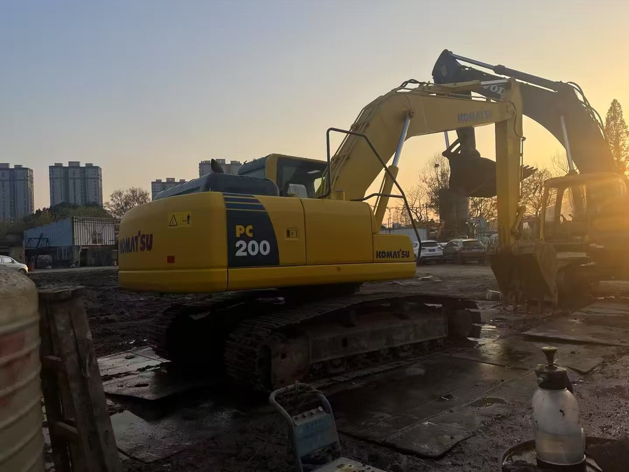 KOMATSU PC200-8 - Lánctalpas kotró: 1 kép. KOMATSU PC200-8 - Lánctalpas kotró: 1 kép.