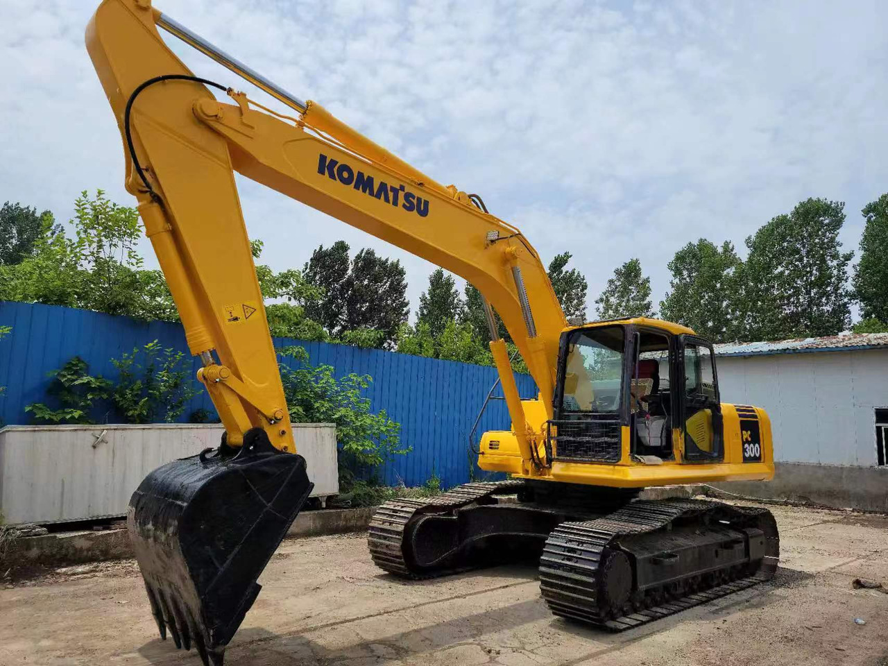 KOMATSU PC300-7 - Lánctalpas kotró: 1 kép. KOMATSU PC300-7 - Lánctalpas kotró: 1 kép.