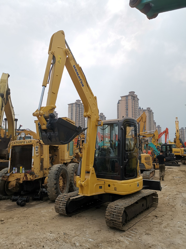 KOMATSU PC35MR - Lánctalpas kotró: 2 kép. KOMATSU PC35MR - Lánctalpas kotró: 2 kép.