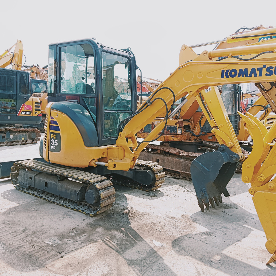 KOMATSU PC35MR - Lánctalpas kotró: 4 kép. KOMATSU PC35MR - Lánctalpas kotró: 4 kép.