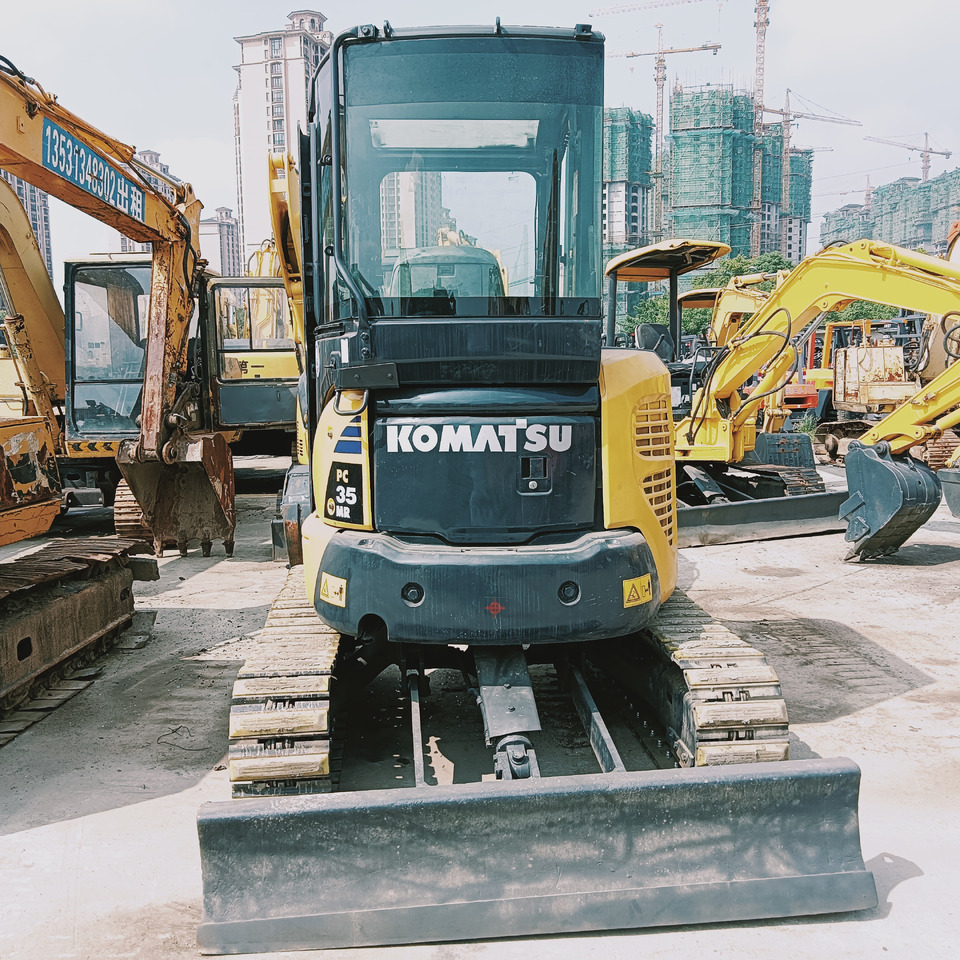 KOMATSU PC35MR - Lánctalpas kotró: 2 kép. KOMATSU PC35MR - Lánctalpas kotró: 2 kép.