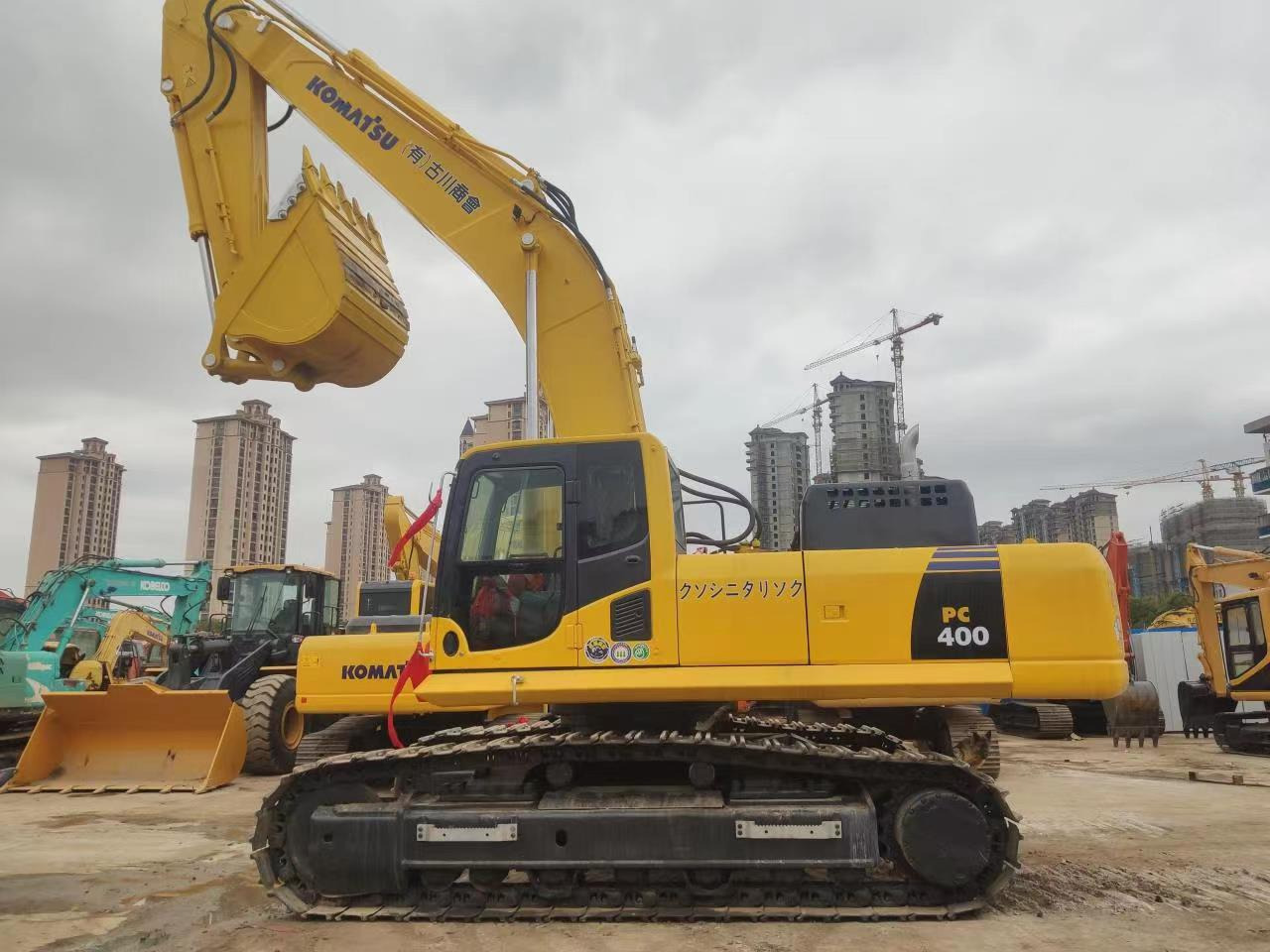 KOMATSU PC400-8 - Kotrógép: 3 kép. KOMATSU PC400-8 - Kotrógép: 3 kép.
