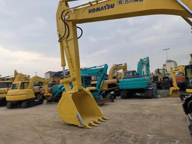 KOMATSU PC400-8 - Kotrógép: 5 kép. KOMATSU PC400-8 - Kotrógép: 5 kép.
