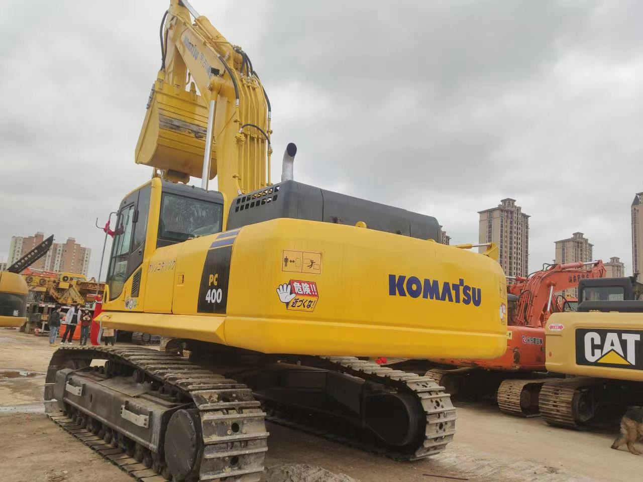 KOMATSU PC400-8 - Kotrógép: 2 kép. KOMATSU PC400-8 - Kotrógép: 2 kép.