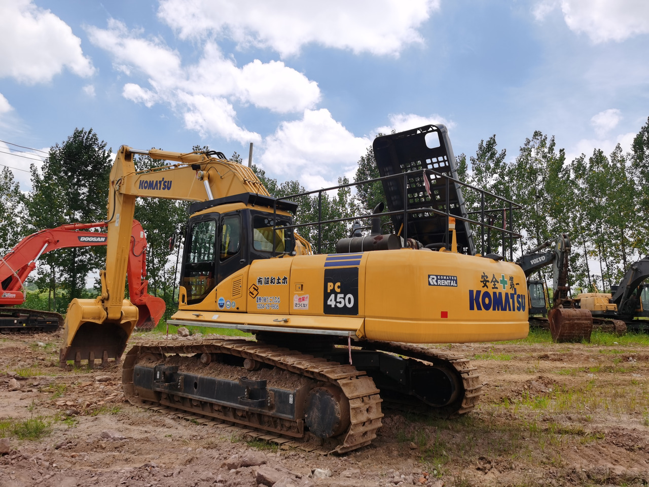 KOMATSU PC450-7 - Lánctalpas kotró: 4 kép. KOMATSU PC450-7 - Lánctalpas kotró: 4 kép.