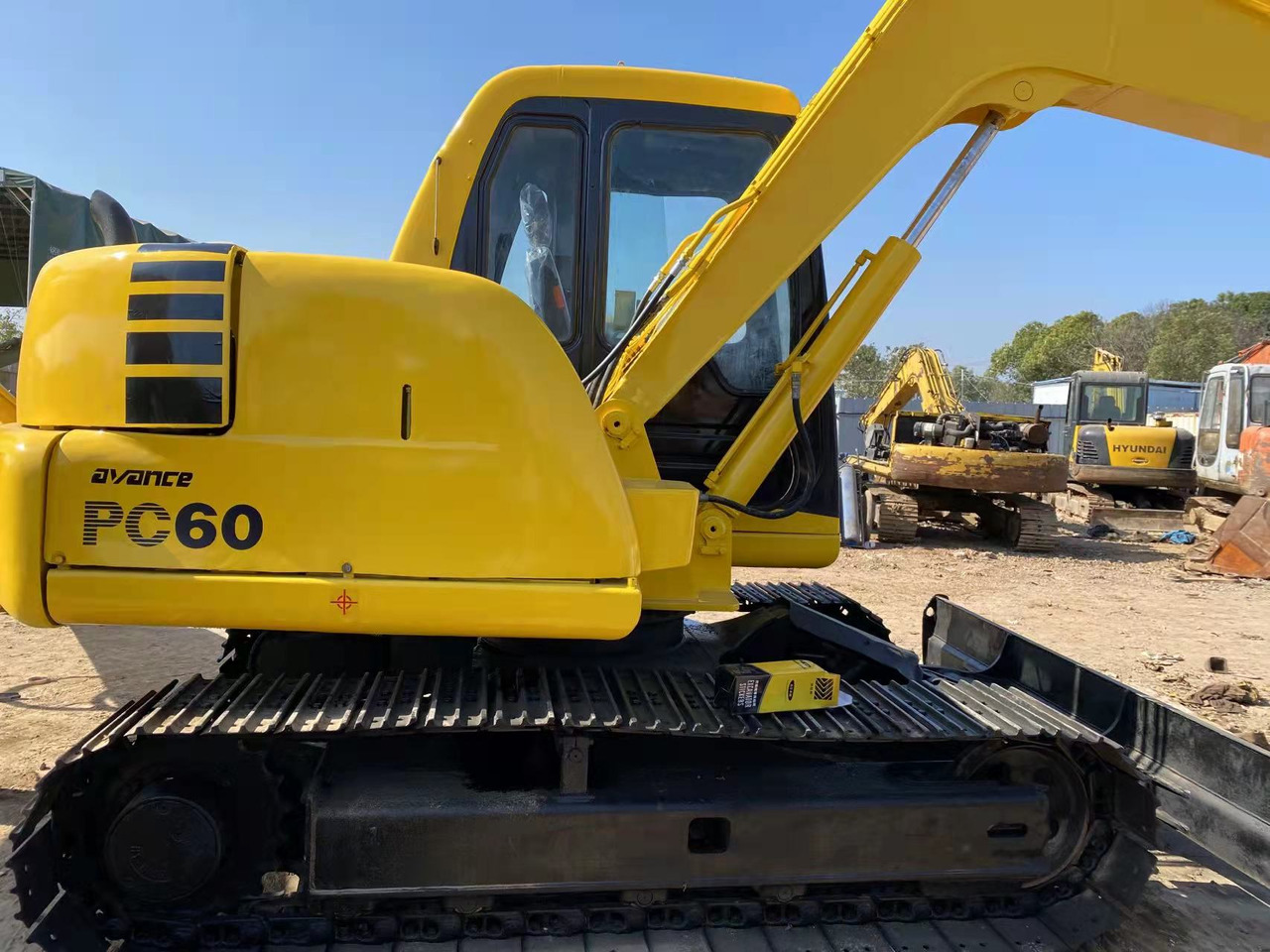 KOMATSU PC60-7 - Lánctalpas kotró: 5 kép. KOMATSU PC60-7 - Lánctalpas kotró: 5 kép.