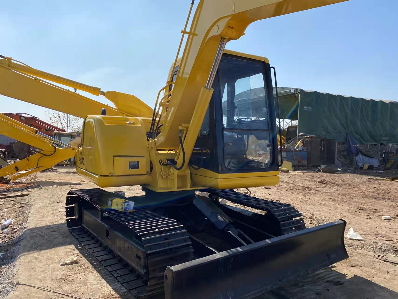 KOMATSU PC60-7 - Lánctalpas kotró: 4 kép. KOMATSU PC60-7 - Lánctalpas kotró: 4 kép.