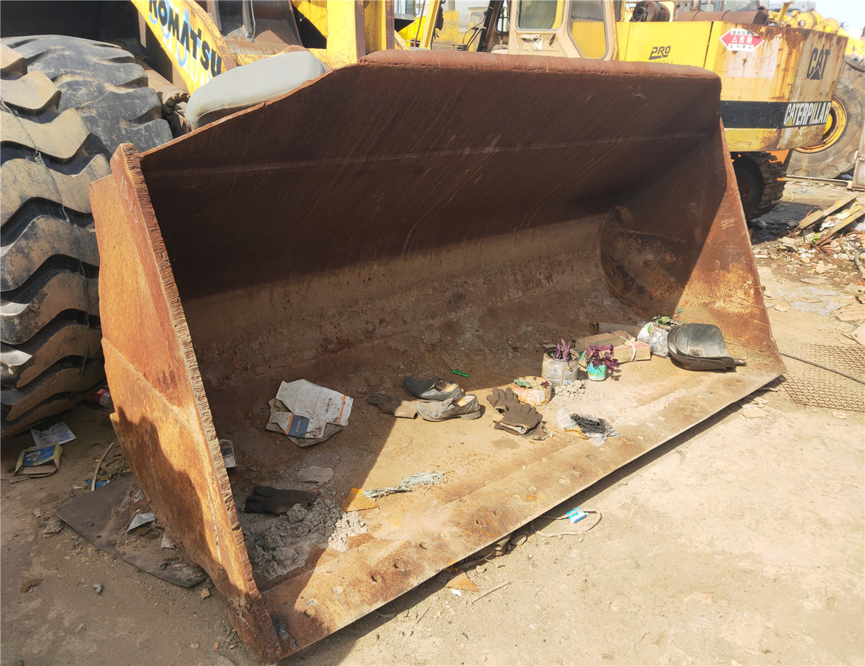 KOMATSU Wheel Loader WA380-6 Click Here for Discount - Gumikerekes homlokrakodó: 4 kép. KOMATSU Wheel Loader WA380-6 Click Here for Discount - Gumikerekes homlokrakodó: 4 kép.