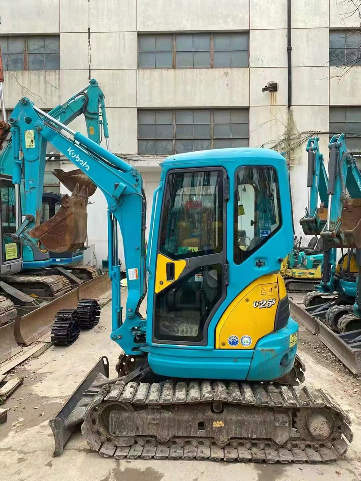 KUBOTA - Minikotró: 4 kép. KUBOTA - Minikotró: 4 kép.